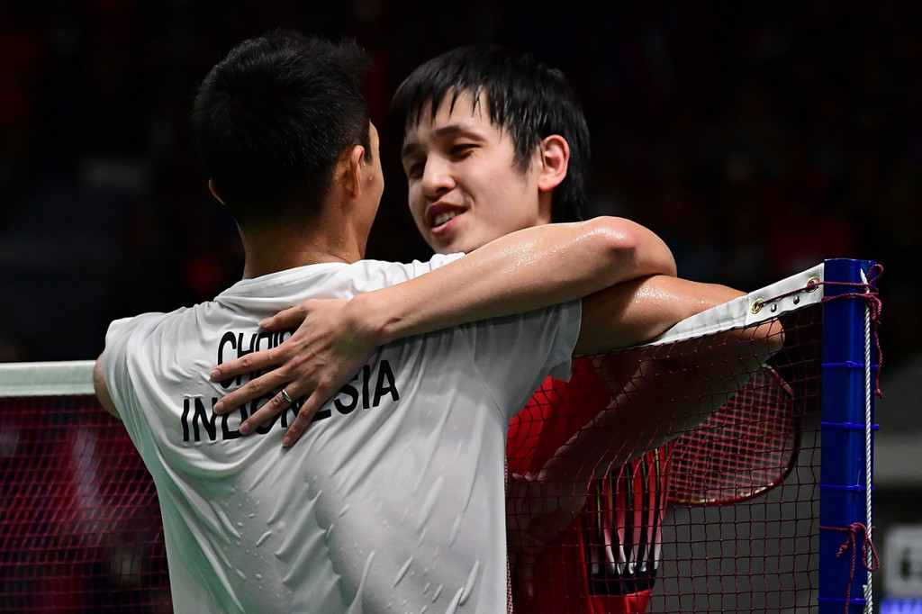 Jonatan yang lebih dulu bertanding berhasil mengalahkan tunggal putra Hongkong, Wong Wing Ki Vincent dalam dua set game. Skor akhir 21-11 dan 21-18 kemenangan untuk Indonesia dipersembahkan Jojo. 