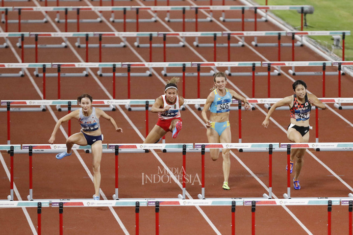 Atlet Indonesia Emilia Nova (357) melintasi rintangan saat kualifikasi lari gawang 100 meter putri Asian Games 2018 di Stadion Utama Gelora Bung Karno, Senayan Jakarta. MI/Rommy Pujianto