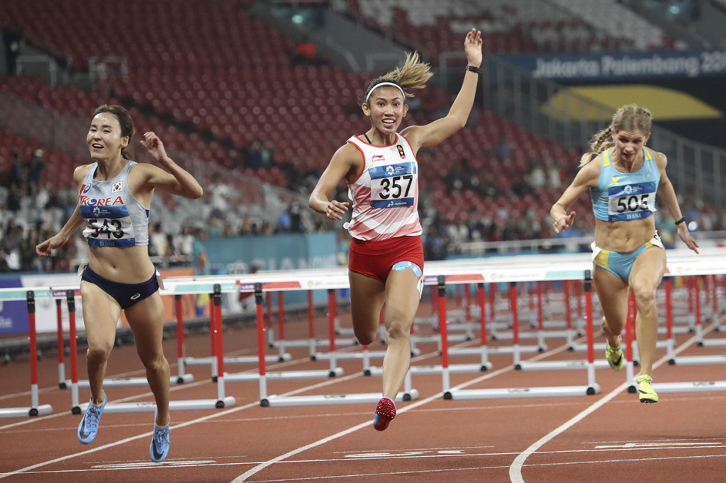 Emila Nova menjadi pelari kedua yang menyentuh garis finis dengan catatan waktu 13.33 detik. Sementara Jung Hye-Lim meraih medali emas dengan catatan 13.20 detik. Medali perunggu diamankan atlet Hong Kong, Lui Lai Yui dengan catatan waktu 13.42 detik. Antara Foto/INASGOC/Jessica Margaretha