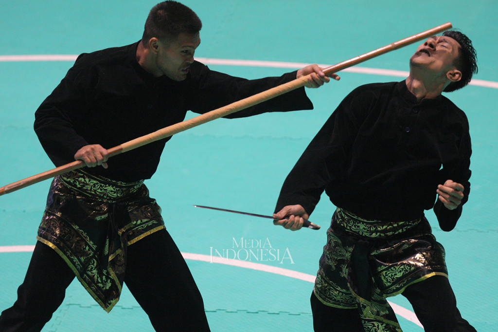 Pesilat Ganda Indonesia Yolas Primadona Jampil/Hendy saat berlaga pada babak final ganda putra Pencak Silat Seni Asian Games 2018 di Padepokan Pencak Silat Taman Mini Indonesia Indah (TMII), Jakarta. MI/Ramdani
