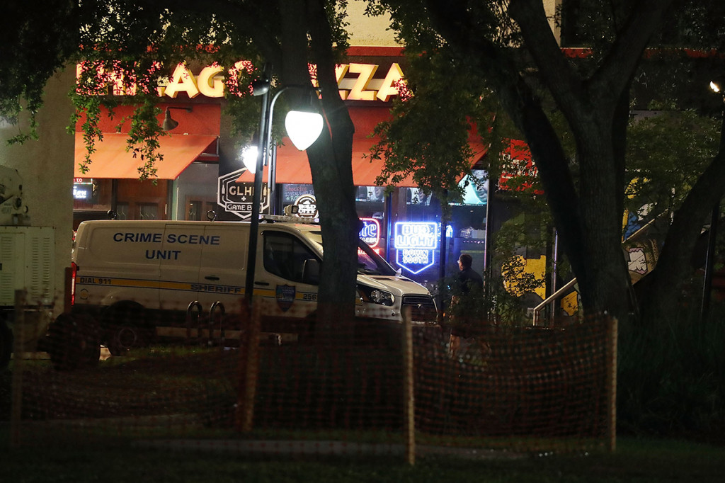 Mobil polisi berjaga di depan GLHF Game Bar setelah terjadi penembakan ketika dilangsungkan turnamen video game di Jacksonville, Florida, Amerika Serikat. Afp Photo/Joe Raedle