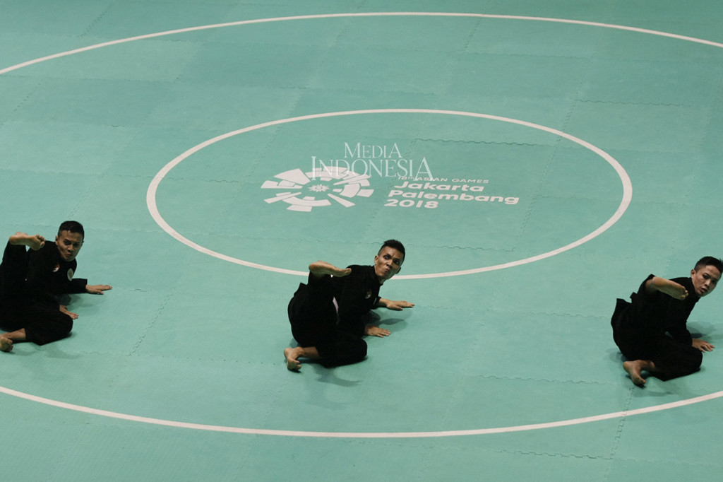 Tim silat beregu putra Indonesia meraih medali emas ketiga untuk pencak silat melalui Nunu Nugraha, Asep Yuldan Sani, dan Anggi Faisal Mubarok. Kombinasi ketiganya menghasilkan 465 poin dari tim juri untuk Indonesia.