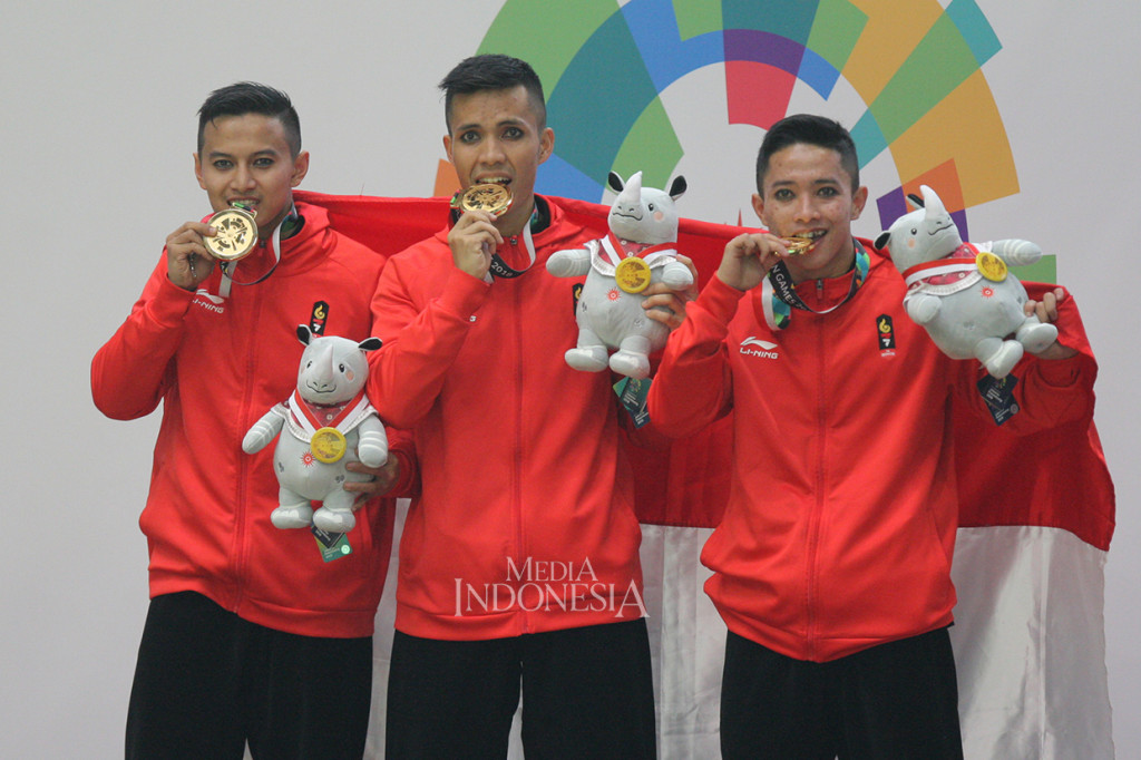 Tim pesilat Indonesia Nunu Nugraha, Asep Yuldan Sani dan Anggi Faisal Mubarok menerima medali pada beregu putra pencak silat seni Asian Games 2018 di Padepokan Pencak Silat Taman Mini Indonesia Indah (TMII), Jakarta.