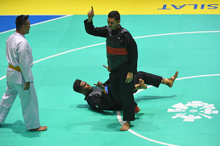 Dalam laga final yang berlangsung di Padepokan Pencak Silat Taman Mini Indonesia Indah (TMII), Aji Bangkit menang dengan skor 5-0 atas pesilat Singapura Sheik Ferdous Sheik Alauddin. Antara Foto/INASGOC/Melvinas Priananda