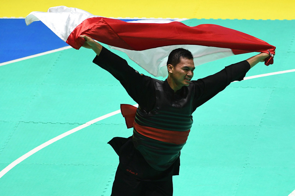 Dalam laga final yang berlangsung di Padepokan Pencak Silat Taman Mini Indonesia Indah (TMII), Aji Bangkit menang dengan skor 5-0 atas pesilat Singapura Sheik Ferdous Sheik Alauddin. Antara Foto/INASGOC/Melvinas Priananda