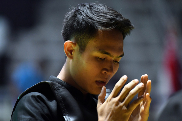 Medali emas lainnya datang dari Komang Harik Adi Putra di kelas E putra (65-70kg). Komang dianggap menjadi pemenang setelah pesilat Malaysia Mohd Al Jufferi Jamari mengundurkan diri di babak ketiga. Antara Foto/INASGOC/Dewi Nurcahyani