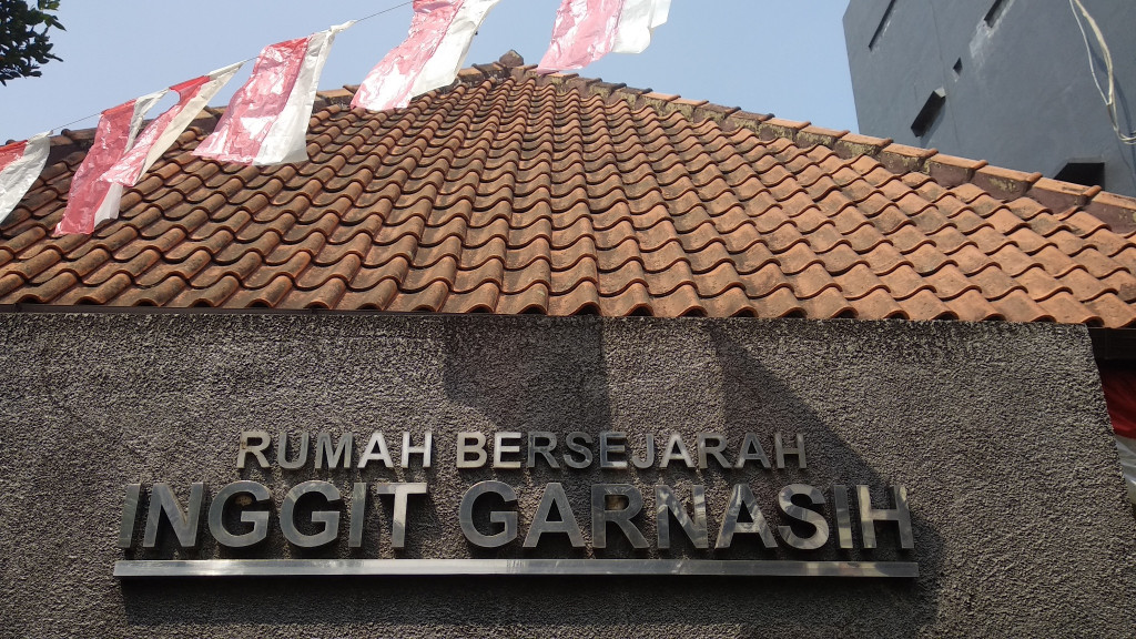Prasasti rumah bersejarah Inggit Garnasih terpasang di rumah yang berada di Jalan Inggit Garnasih No. 8, Kota Bandung, Jawa Barat.
