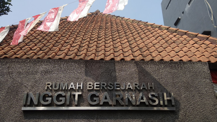 Prasasti rumah bersejarah Inggit Garnasih terpasang di rumah yang berada di Jalan Inggit Garnasih No. 8, Kota Bandung, Jawa Barat.