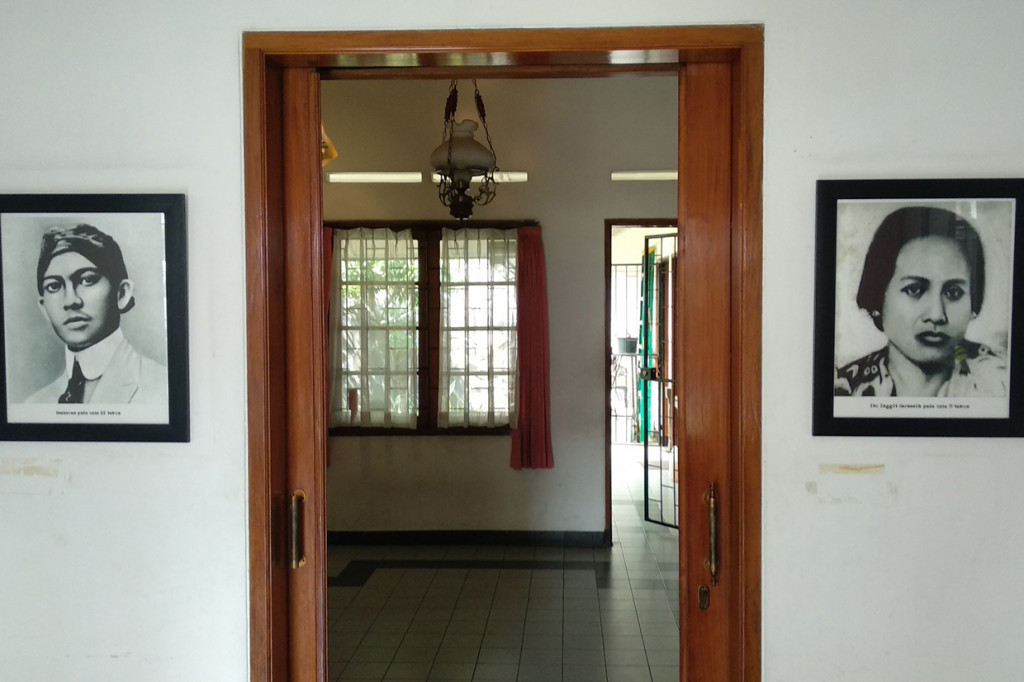 Foto Soekarno (kiri) semasa muda dan foto Inggit Garnasih (kanan) terpajang di ruang utama rumah bersejarah Inggid Garnasih.