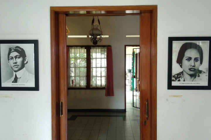 Foto Soekarno (kiri) semasa muda dan foto Inggit Garnasih (kanan) terpajang di ruang utama rumah bersejarah Inggid Garnasih.