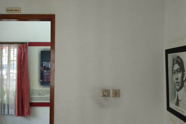 Kamar baca yang biasa digunakan Soekarno dan Inggit Garnasih berada di sisi kiri rumah bersejarah Inggit Garnasih.