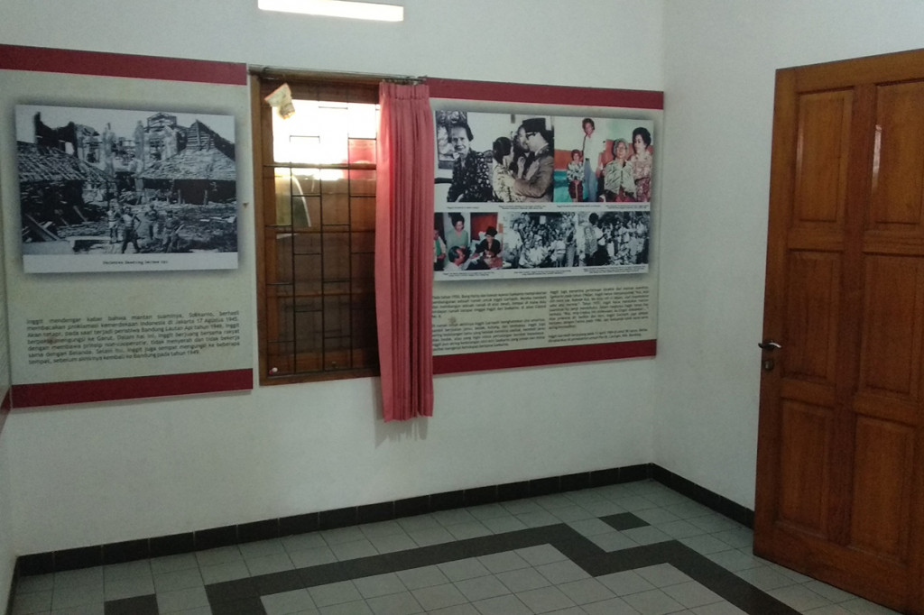 Ruangan berukuran 3x4 meter merupakan kamar tidur yang digunakan Soekarno dan Inggit Garnasih.