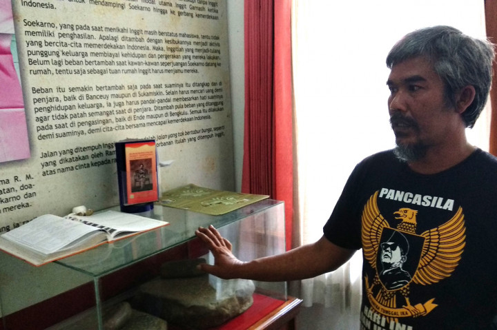 Jajang Rohiat, 43, juru pelihara sekaligus pemandu di rumah bersejarah Inggit Garnasih memperlihatkan replika dua batu titisan yang digunakan Inggit Garnasih untuk membuat bedak dan jamu.