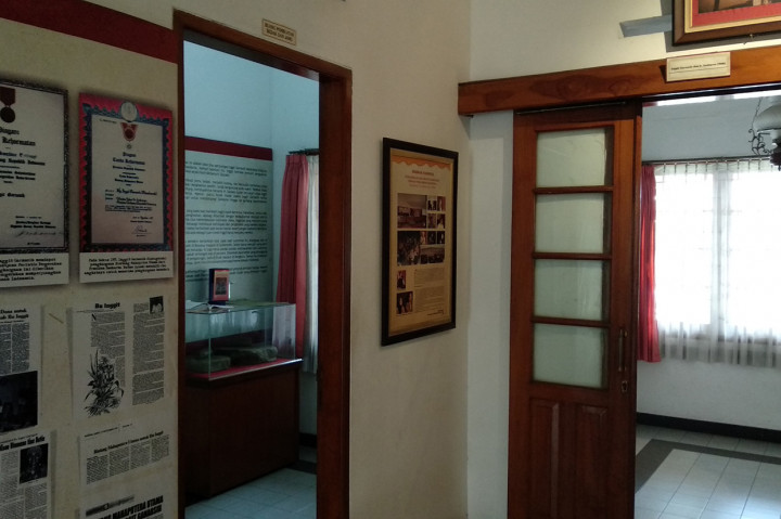 Foto serta berbagai tulisan mengenai rumah perjuangan Inggit Garnasih memenuhi dinding ruang tengah di rumah bersejarah Inggit Garnasih.