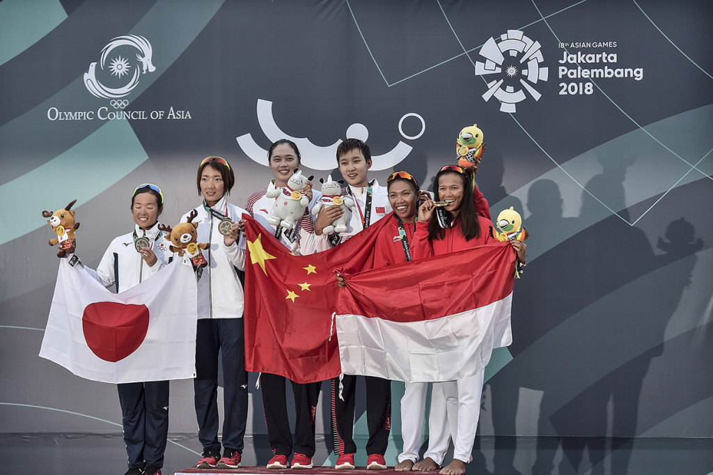 Pevoli pantai putrii Tiongkok Fan Wang (ketiga kiri) dan Xinyi Xia (keempat kiri) berfoto bersama Pevoli Jepang Miki Ishii (kedua kiri) dan Megumi Murakami (kiri) serta Putu Dini Jasita Utami (kanan) dan Dhita Juliana (kedua kanan) usai penyerahan medali voli pantai putri Asian Games 2018 di arena Jakabaring Sport City, Palembang, Sumsel.