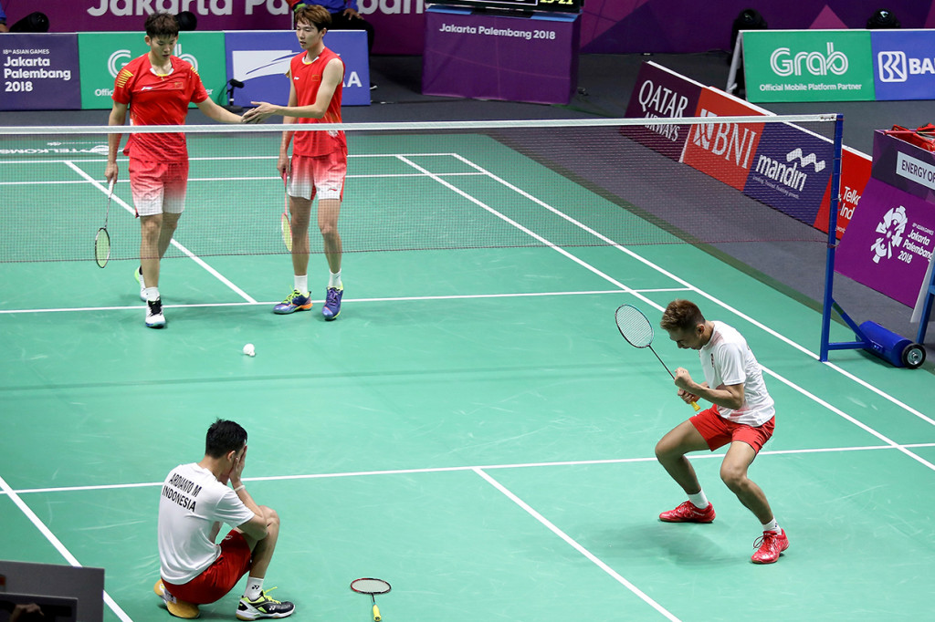 Pebulu tangkis ganda putra Indonesia Muhammad Rian Ardianto dan Fajar Alfian melakukan selebrasi usai menundukkan pebulu tangkis Tiongkok Li Junhui dan Liu Yuchen, pada babak semifinal Asian Games 2018 di Istora Senayan. Antara Foto/INASGOC/Nafielah Mahmudah