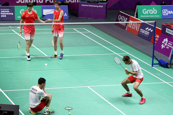 Pebulu tangkis ganda putra Indonesia Muhammad Rian Ardianto dan Fajar Alfian melakukan selebrasi usai menundukkan pebulu tangkis Tiongkok Li Junhui dan Liu Yuchen, pada babak semifinal Asian Games 2018 di Istora Senayan. Antara Foto/INASGOC/Nafielah Mahmudah