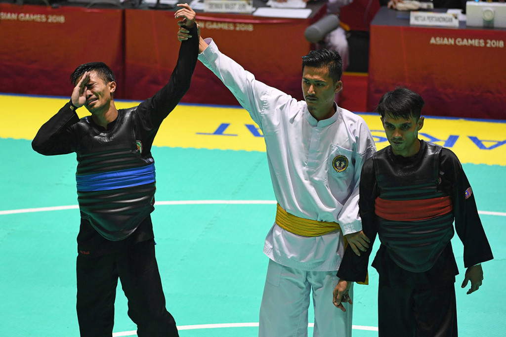 Medali emas diraih Abdul Malik setelah menundukkan pesilat Malaysia, Muhammaf Faizul M. Nasir. Abdul membukukan kemenangan telak 5-0.