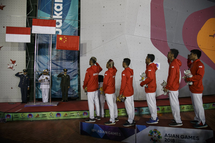 Regu panjat tebing Indonesia melakukan penghormatan kepada bendera merah putih setelah menang pada final speed relay putra Asian Games 2018 di Arena Panjat Tebing Jakabaring Sport City, Palembang, Sumatera Selatan. Antara Foto/INASGOC/Hendra Nurdiyansyah
