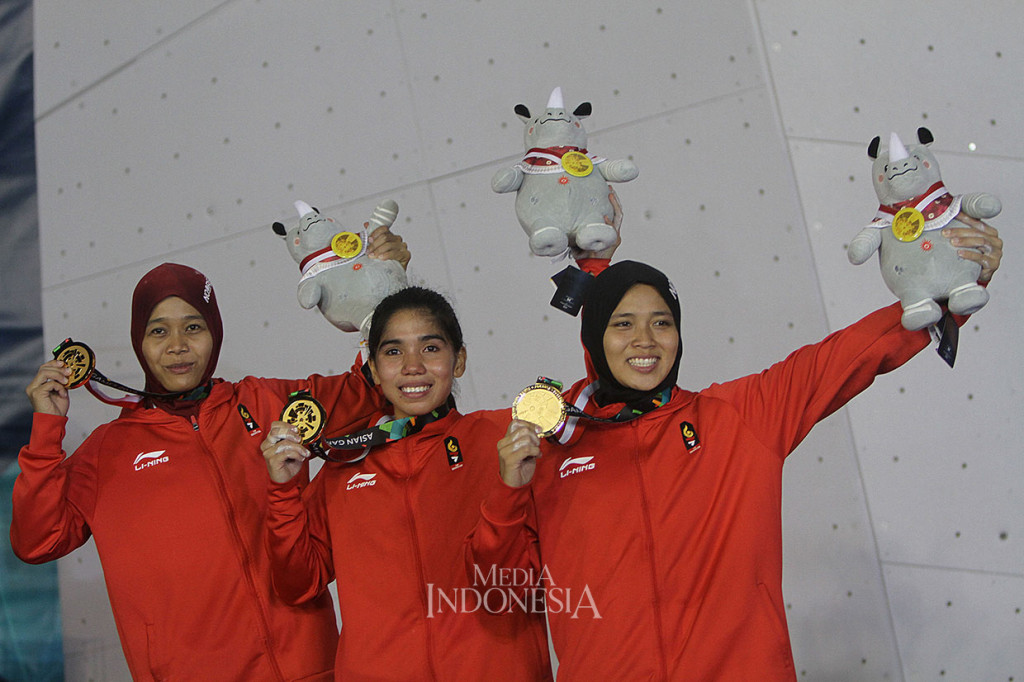 Adapun tim putri Indonesia 1 yang terdiri atas Puji Lestari, Aries Susanti Rahayu, dan Rajiah Sallsabillah, berhasil mengalahkan tim panjat tebing China 1. MI/Yose Hendra