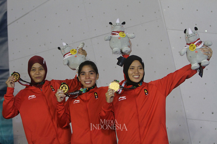 Adapun tim putri Indonesia 1 yang terdiri atas Puji Lestari, Aries Susanti Rahayu, dan Rajiah Sallsabillah, berhasil mengalahkan tim panjat tebing China 1. MI/Yose Hendra