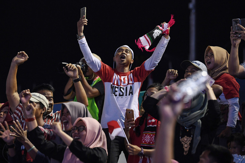 Penonton memberikan dukungan pada atlet Indonesia yang berlaga pada final speed relay Asian Games 2018 di Arena Panjat Tebing Jakabaring Sport City, Palembang, Sumatera Selatan. Antara Foto/INASGOC/Hendra Nurdiyansyah