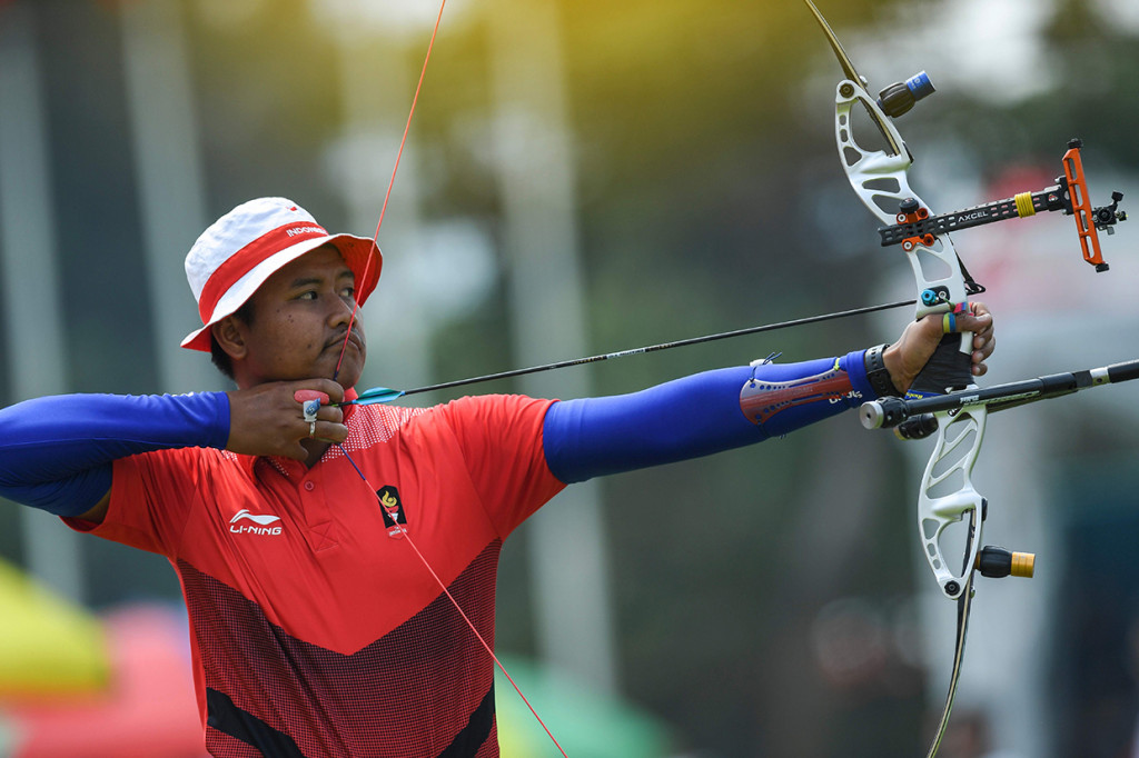Menyusul Diananda, atlet panahan putra Riau Ega Agata Salsabila ikut menyumbang medali perunggu pada nomor recurve tunggal putra setelah mengalahkan atlet Kazakhstan Abullin Ilfat dengan skor 6-2. Afp Photo/Chaideer Mahyuddin