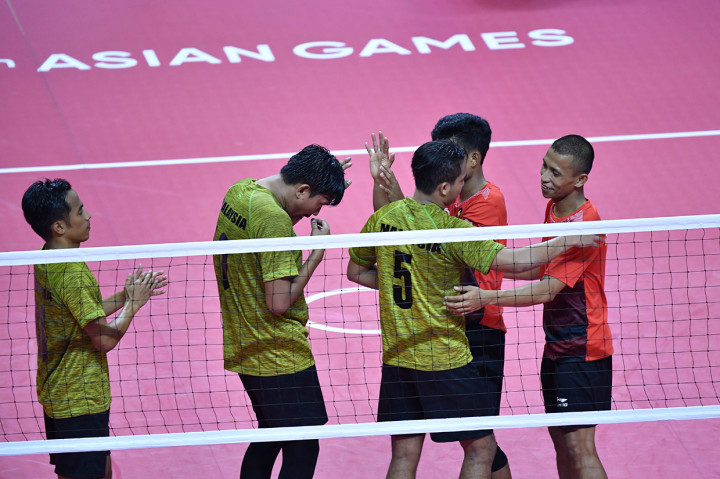 Para pemain Indonesia dan Malaysia saling bersalaman dan berpelukan usai pertandingan final sepak takraw Asian Games 2018 di GOR Ranau, Jakabaring Sport City (JSC), Palembang, Sumatera Selatan. Afp Photo/Adek Berry