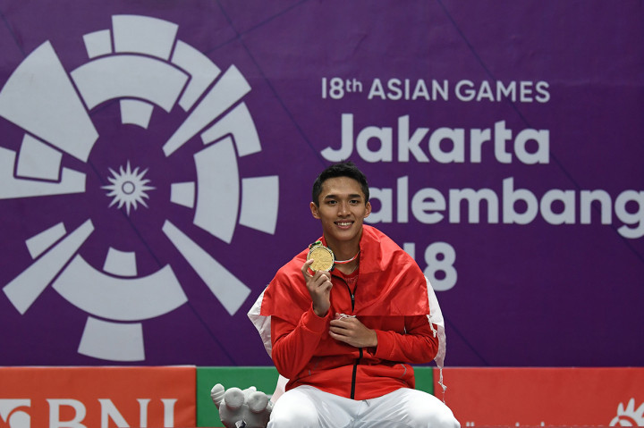 Selain itu, Jonatan menjadi pemain tunggal pertama Indonesia yang menyabet emas sejak Taufik Hidayat melakukannya pada Asian Games 2006. Afp Photo/Sonny Tumbelaka