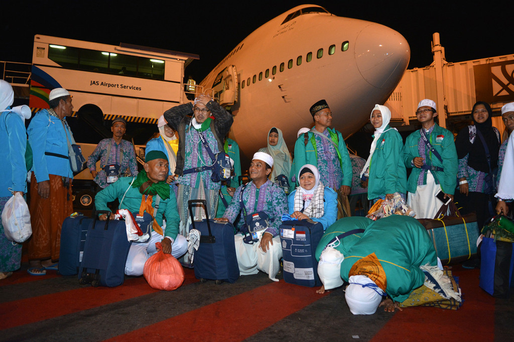 Jemaah haji melakukan sujud syukur saat tiba di tanah air di Bandara Internasional Juanda Surabaya di Sidoarjo, Jawa Timur. Antara Foto/Umarul Faruq