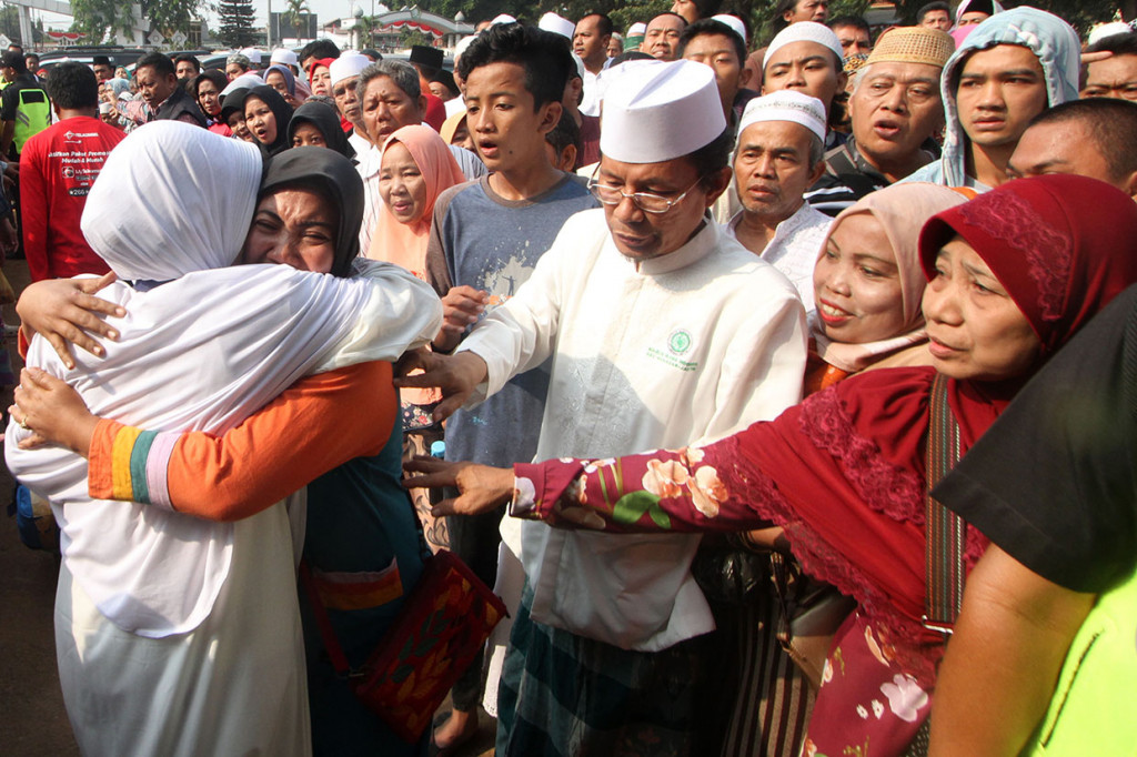 Jemaah haji kloter pertama DKI Jakarta dipeluk anggota keluarganya sesampainya di Asrama Haji, Pondok Gede, Jakarta. Sebanyak 385 jamaah haji kloter pertama DKI Jakarta telah tiba di tanah air. Antara Foto/Yulius Satria Wijaya