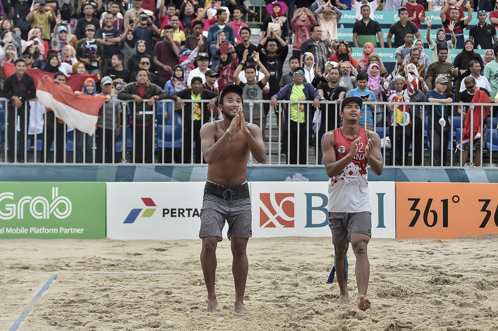 Pevoli pantai putra Indonesia Gilang Ramadhan (kiri) dan Danangsyah Yudistira Pribadi (kanan) melakukan selebrasi usai mengalahkan pevoli Tiongkok pada pertandingan final perebutan medali perunggu voli pantai putra Asian Games 2018 di arena Jakabaring Sport City, Palembang, Sumsel. Antara Foto/INASGOC/Muhammad Adimaja