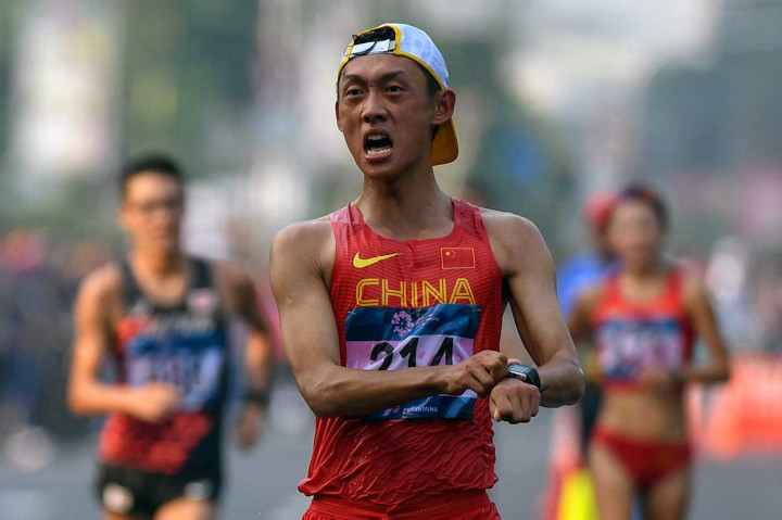 Atlet Tiongkok Kaihua Wang menyentuh garis finis pertama pada nomor jalan cepat 20 km putra Asian Games 2018 di Stadion Utama Gelora Bung Karno, Senayan, Jakarta, Rabu, 29 Agustus 2018.