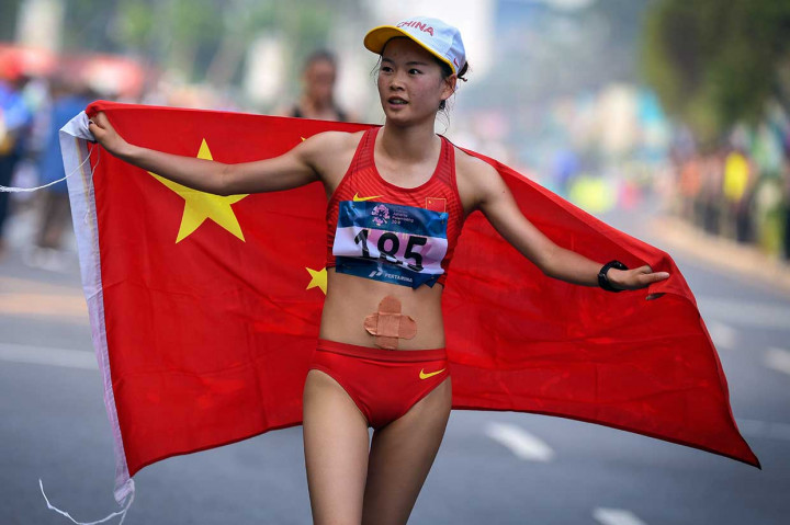 Sementara itu di bagian putri, atlet Tiongkok Jiayu Yang juga merebut emas setelah finis di urutan pertama dengan catatan waktu 1.29.15, memecahkan rekor Asian Games rekan senegaranya Hong Liu dengan catatan waktu 1.30.6 di Asian Games 2010, Guangzhou.