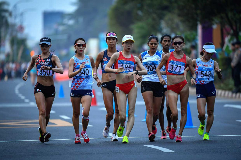 Para atlet bersaing untuk menjadi yang tercepat pada nomor jalan cepat putri Asian Games 2018.