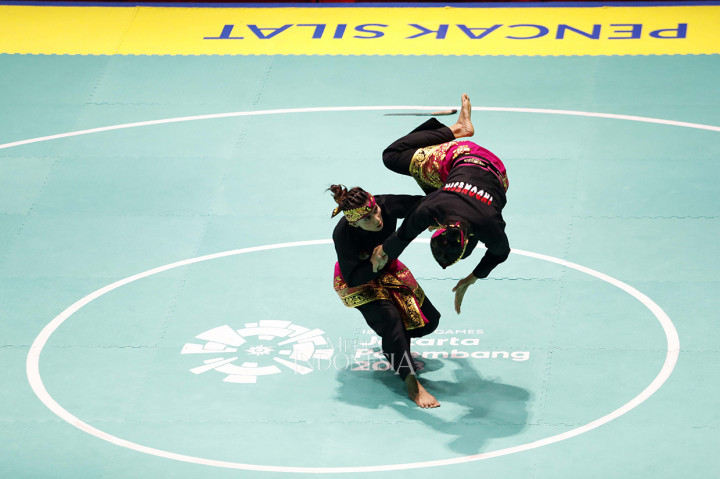 Aksi pasangan pesilat Indonesia Ayu Sidan Wilantari dan Ni Made Dwiyanti ketika mengikuti pencak silat nomor artistik ganda putri Asian Games 2018 di Padepokan Pencak Silat, TMII, Jakarta. MI/Rommy Pujianto