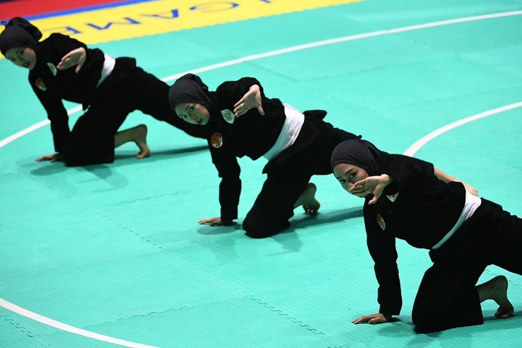 Menyusul Ayu/Made, tim silat putri Pramudita Yuristya, Gina Tri Lestari, dan Lutfi Nurhasanah juga meraih emas di nomor beregu putri. Antara Foto/INASGOC/Melvinas Priananda
