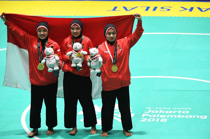 Tim silat putri Indonesia yang diisi Pramudita Yuristya, Gina Tri Lestari, dan Lutfi Nurhasanah mengalahkan lawan-lawannya dengan meraih 466 poin. Medali perak menjadi milik Vietnam yang mengumpulkan 464, sedangkan perunggu diraih Tahiland dengan 448 poin. Antara Foto/INASGOC/Melvinas Priananda