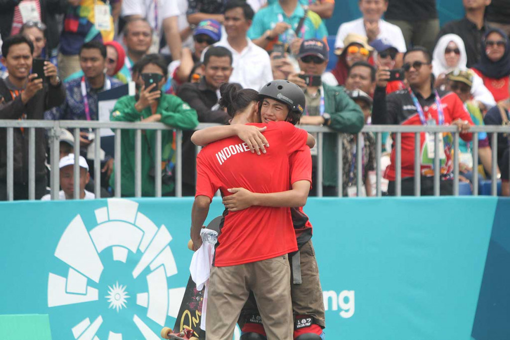 Dua skateboarder Indonesia Jason Dennis Lijnzaat dan Pevi Permana Putra (depan) berpelukan usai berlaga pada nomor park putra Asian Games 2018 di Jakabaring Sport City, Palembang, Sumatera Selatan, Rabu, 29 Agustus 2018. INASGOC/Antara Foto/Rahmad Suryadi