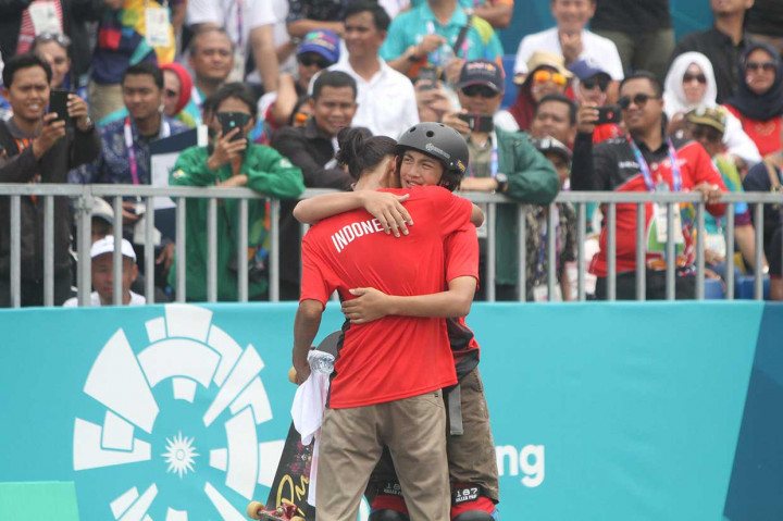 Dua skateboarder Indonesia Jason Dennis Lijnzaat dan Pevi Permana Putra (depan) berpelukan usai berlaga pada nomor park putra Asian Games 2018 di Jakabaring Sport City, Palembang, Sumatera Selatan, Rabu, 29 Agustus 2018. INASGOC/Antara Foto/Rahmad Suryadi