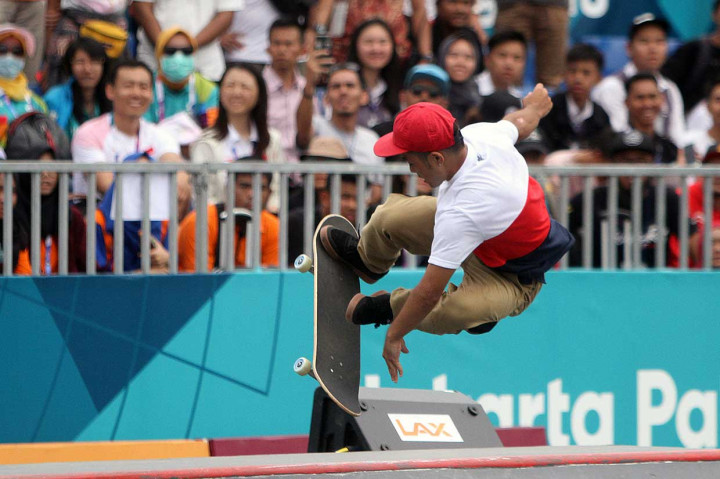 Sementara emas direbut oleh skateboarder Jepang, Kensuke Sasaoka dengan mengumpulkan total 76,00 poin. INASGOC/Antara Foto/Rahmad Suryadi