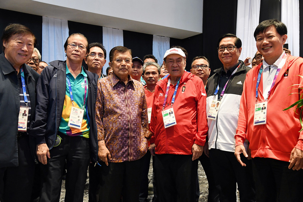 Wakil Presiden Republik Indonesia, Jusuf Kalla (ketiga dari kiri) dan atlet bridge Indonesia, Bambang Hartono (keempat) saat berkunjung di pertandingan bridge babak kualifikasi Mixed Pair dan Women's Pair Asian Games ke-18 tahun 2018 di Jakarta International Expo, Kemayoran, Jakarta, Selasa, 28 Agustus 2018. Antara Foto/INASGOC/Andry Prasetyo

