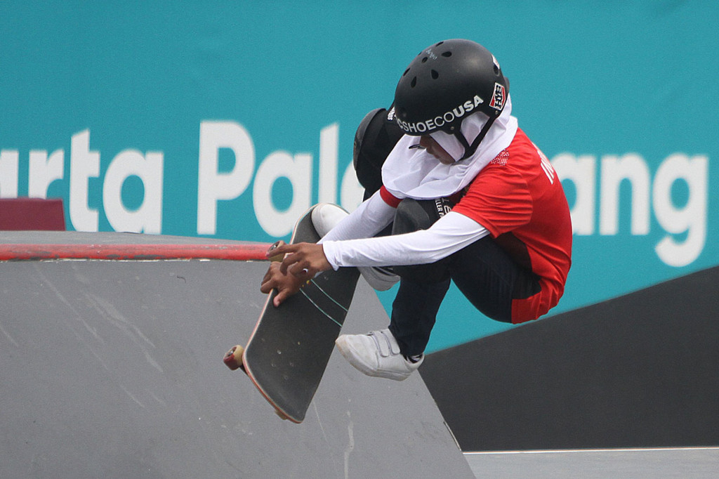 Skateboarder Indonesia Bunga Nyimas melakukan gerakan trik pada final jalanan putri Asian Games 2018 di arena roller sport Jakabaring, Palembang, Sumatera Selatan. Antara Foto/INASGOC/Rahmad Suryadi
