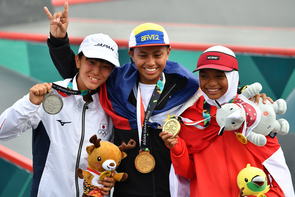 Atlet berusia 12 tahun ini meraih total poin 19,8 dari 7 run yang dilombakan di nomor jalanan putri. Sedangkan medali emas diraih atlet Filipina, Margielyn Dida, dengan raihan total poin 30,4. Afp Photo/Mohd Rasfan
