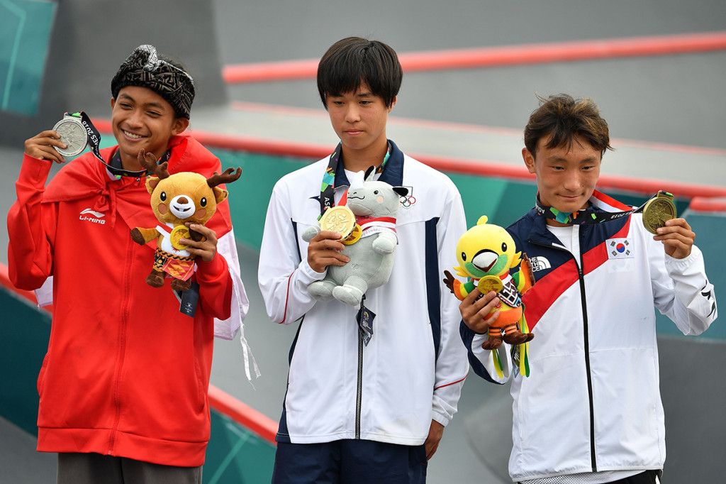 Sanggoe meraih medali perak usai meraih nilai 30,5 di nomor men’s street. Poin Sanggoe hanya terpaut tipis dengan atlet Jepang, Keyaki Ike, yang menyabet medali emas. Sementara itu, medali perunggu diraih oleh wakil Korea Selatan, Juwon Eun. Afp Photo/Mohd Rasfan
