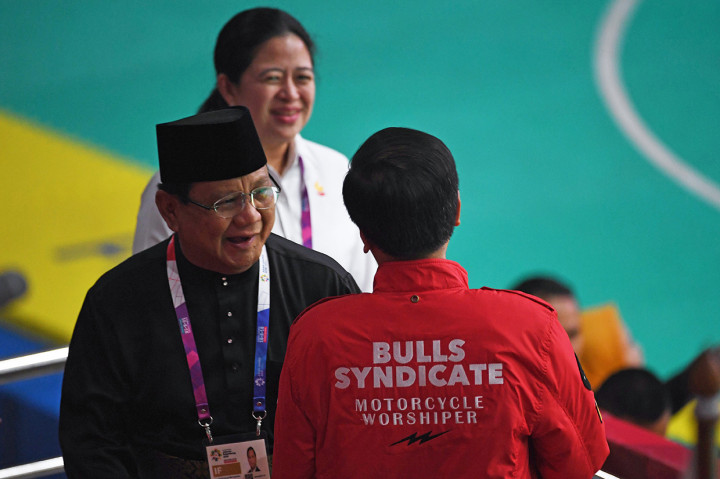 Presiden Joko Widodo bersama Ketua PB IPSI (Ikatan Pencak Silat Indonesia) yang juga Calon Presiden Prabowo Subianto menghadiri pertandingan pencak silat Asian Games 2018 di Padepokan Pencak Silat Taman Mini Indonesia Indah (TMII), Jakarta. Antara Foto/INASGOC/Melvinas Priananda
