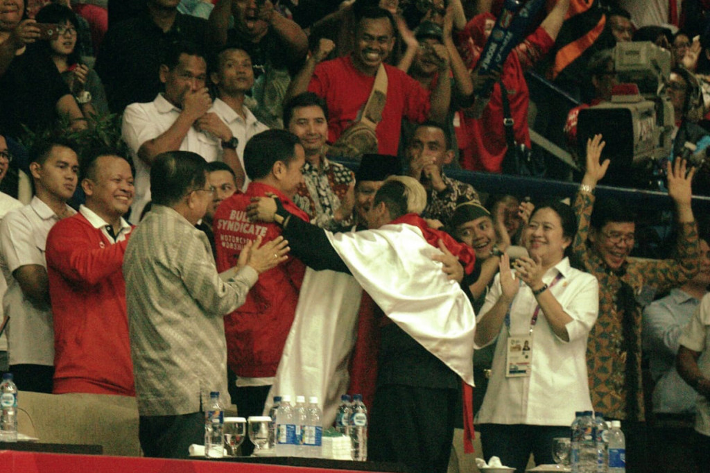 Momen langka ini pun tentu saja membuat semua orang yang ada di venue pencak silat bersorak gembira karena keduanya terlihat akrab. Medcom.id/Kautsar Halim
