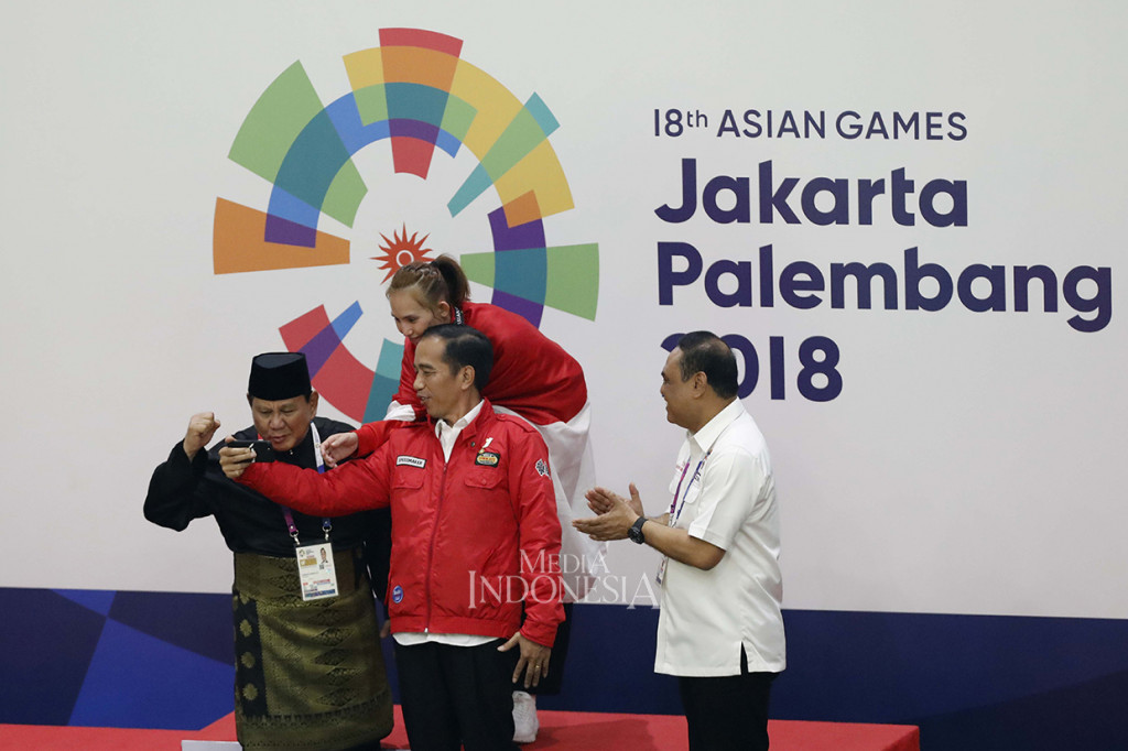 Presiden Joko Widodo bersama Ketua PB IPSI Prabowo Subianto dan Chief de Mission tim Indonesia di Asian Games sekaligus Menpan RB Komjen Syafruddin merekam vlog seusai memberikan medali emas kepada pesilat Indonesia Wita Wewey. MI/Rommy Pujianto