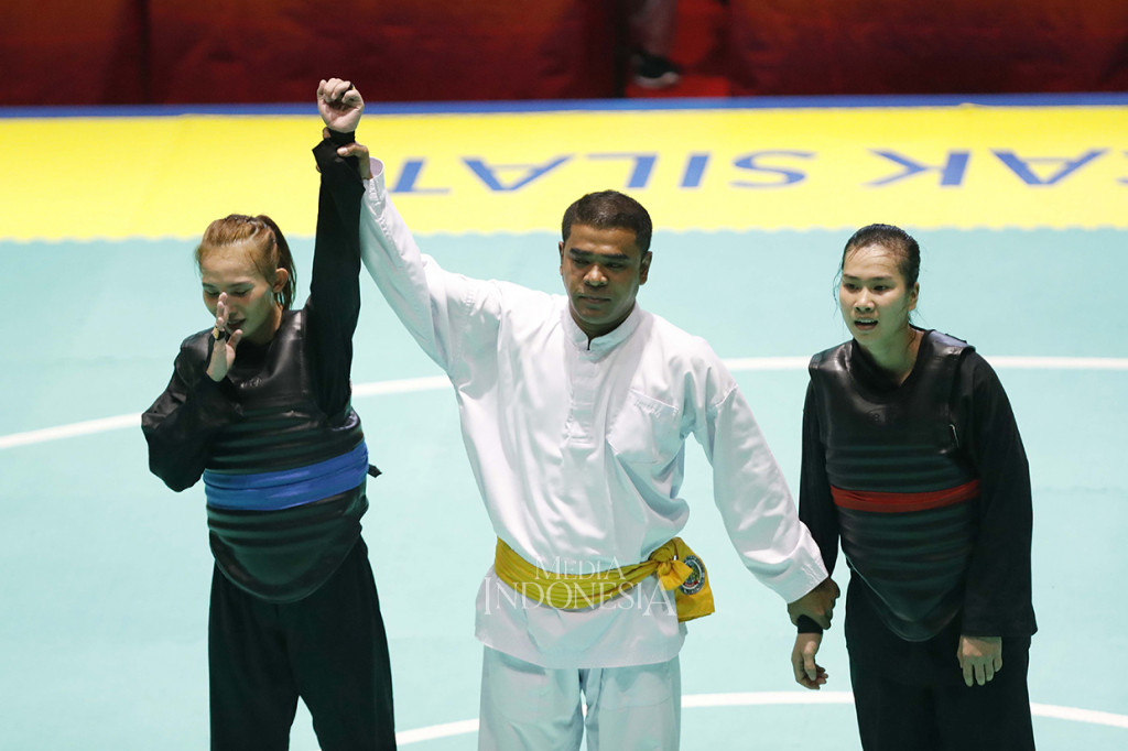Pada pertarungan terakhir di cabang silat, Wewey Wita meraih emas dengan mengalahkan Thi Them Tran, dari Vietnam. MI/Rommy Pujianto