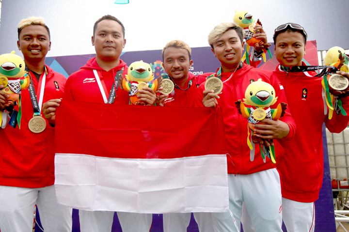 Atlet Indonesial (kiri-kanan) Jafro Megawanto, Joni Efendi, Aris Apriansyah, Roni Pratama dan Hening Paradigma menerima medali Perunggu nomor lintas alam beregu putra cabang paralayang Asian Games 2018 di Gunung Mas Puncak, Bogor, Jawa Barat. Antara Foto/INASGOC/Crack Palinggi